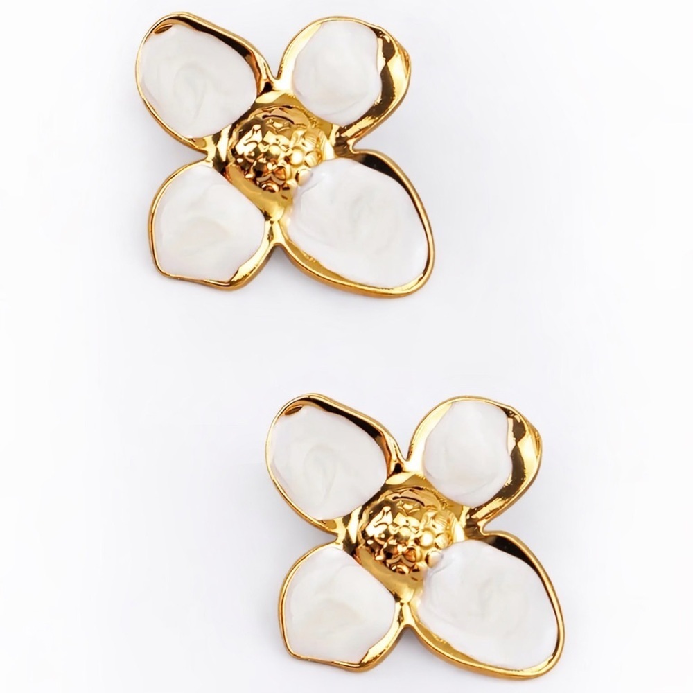 White Lacquered Floral Earrings (3102)